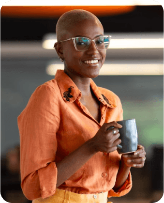 Moça feliz com uma xícara.